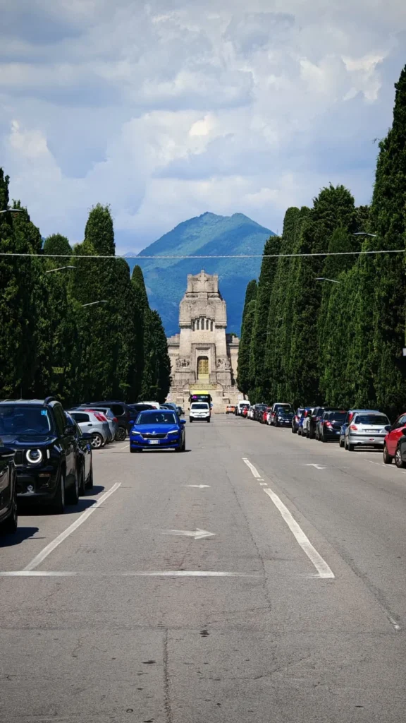 Viale Vittorio Emanuele II en Bérgamo Bassa con el Monumento a los Caídos y montañas de Lombardía al fondo.