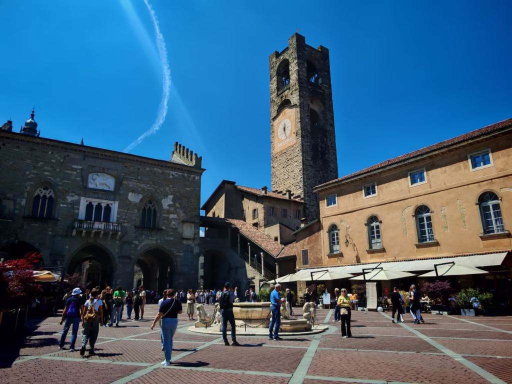 Piazza Vecchia de Bergamo, con el Palazzo della Ragione y el Campanone. Imprescincible que ver en Bérgamo en 1 día