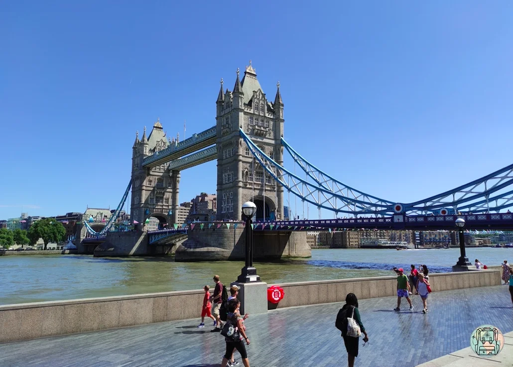 Tower Bridge sobre el río Támesis con paseo ribereño, Londres