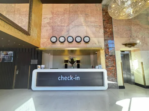 Recepción ONOMO Hotel Waterfront