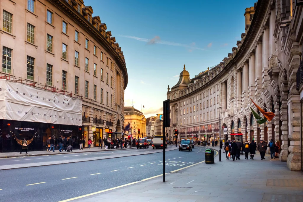 Regent Street al atardecer en el centro de Londres, escena urbana ideal