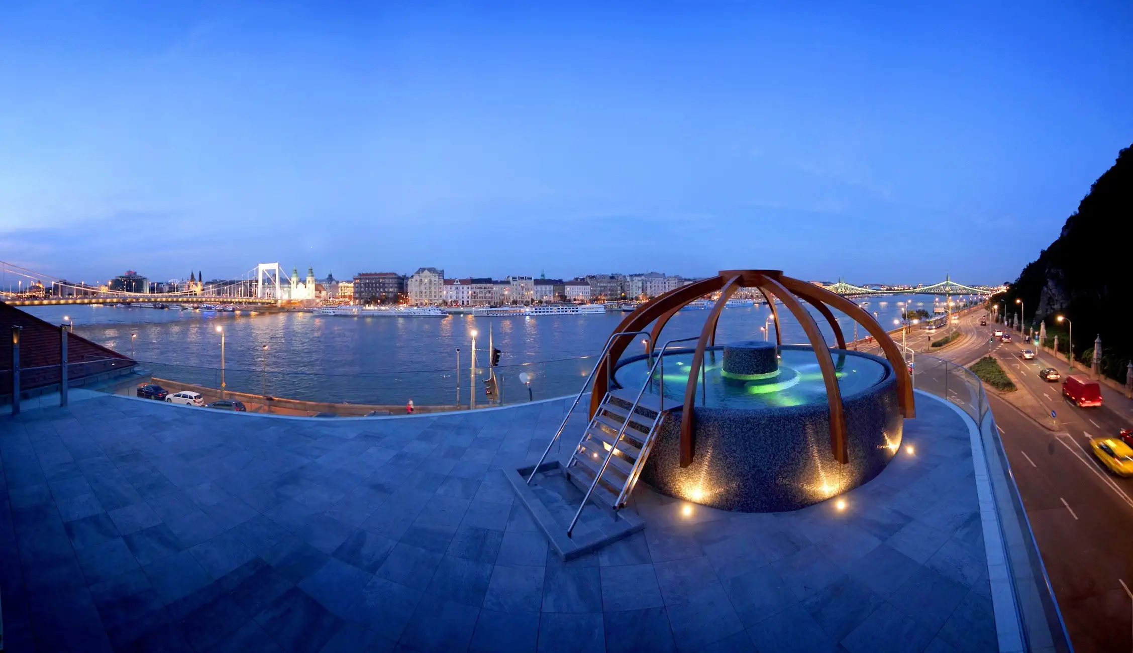 Piscina en el rooftop de Rudas, Budapest, con vistas al Danubio y el Puente de la Libertad
