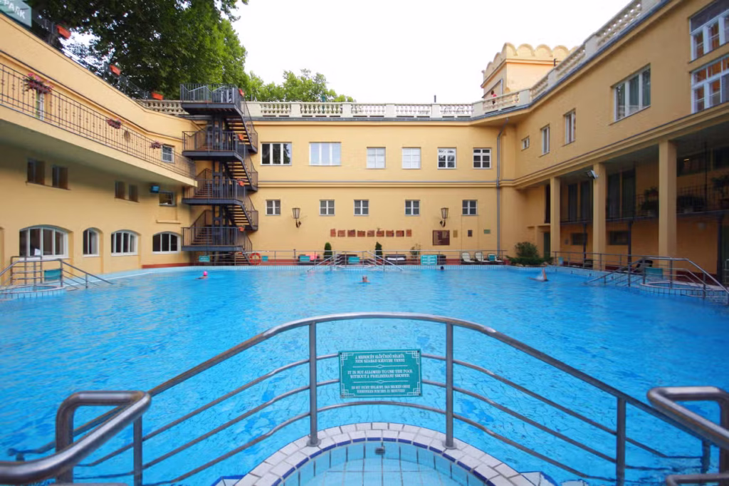 Balneario Lukács en Budapest, uno de los mejores baños termales de la ciudad, con piscina termal y ambiente tranquilo