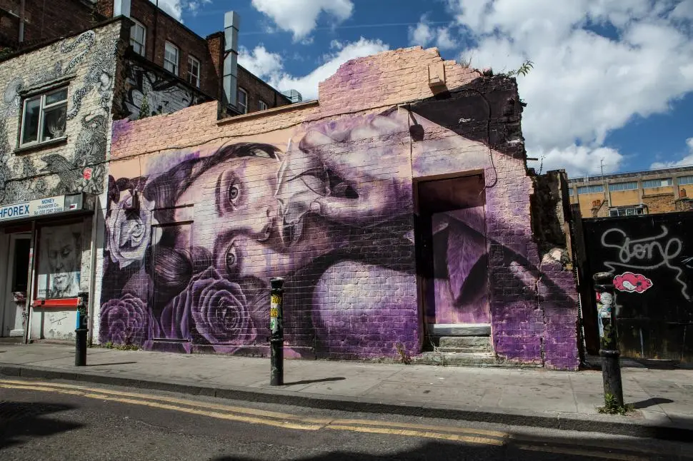 Graffiti de mujer en Brick Lane, un plan gratis en Londres