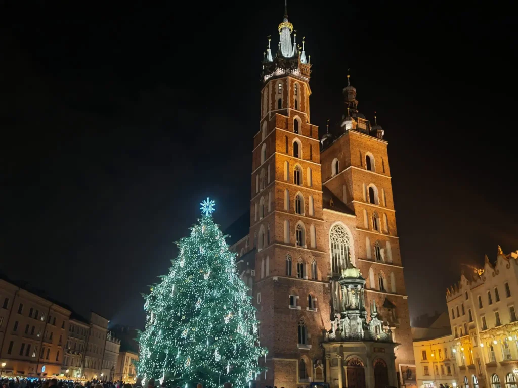Turismo en Cracovia, Polonia: Navidad en la Plaza del Mercado. La Basílica de Santa María y el ambiente festivo de diciembre en una de las mejores ciudades de Europa para visitar en invierno y donde viajar en diciembre