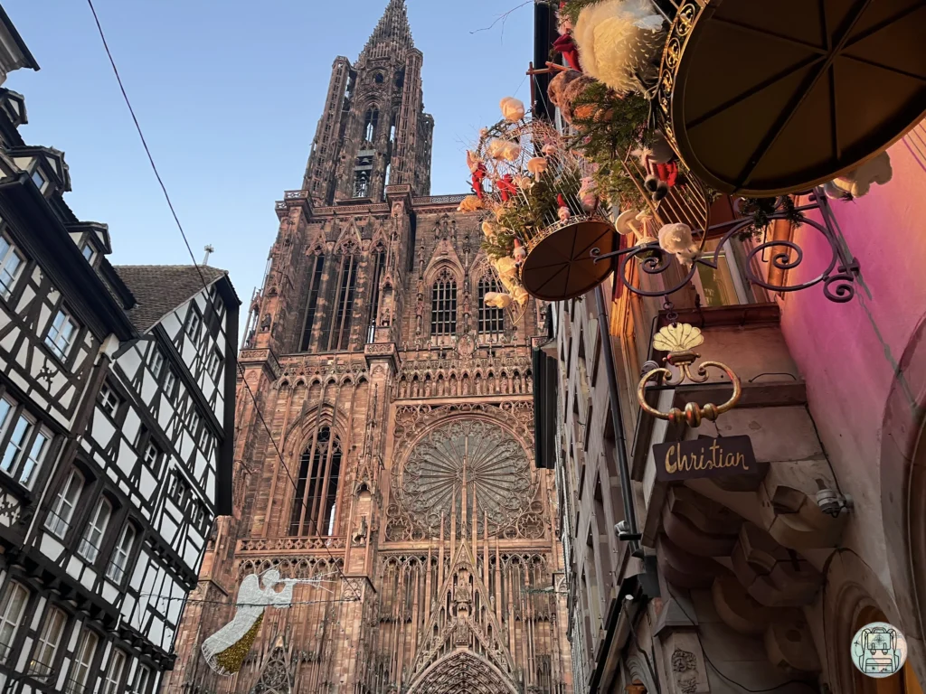 Fachada de la Catedral de Estrasburgo a primera hora de la mañana