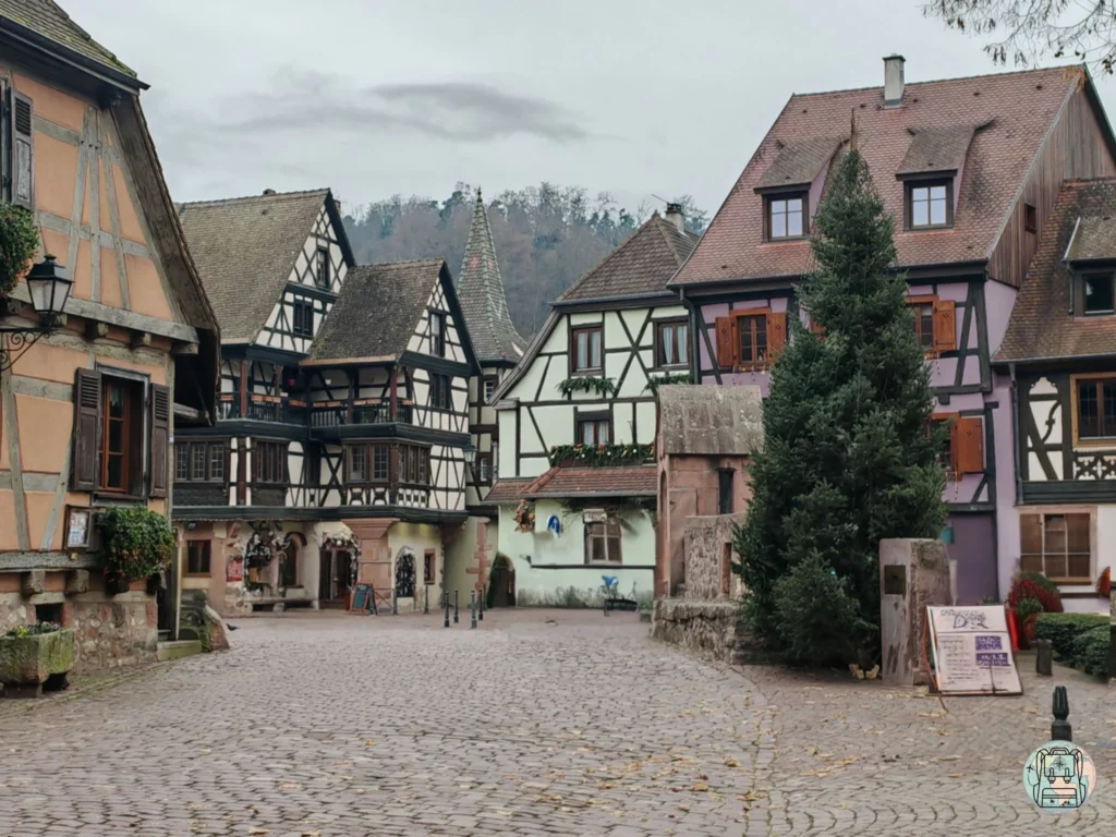 Calle empedrada con casas de colores en Kaysersberg (Consejos para viajar a Alsacia)