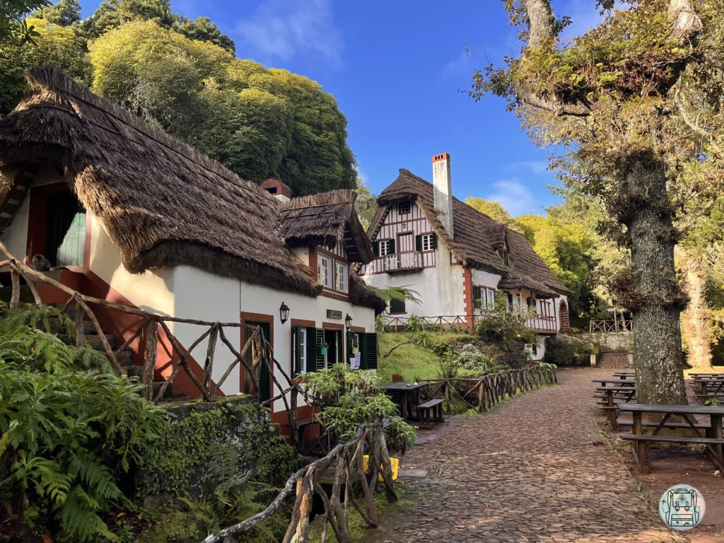 Ruta Caldeiroa Verde, Que ver en Madeira. Casas típicas con tejado de paja de Madeira en la entrada de la ruta