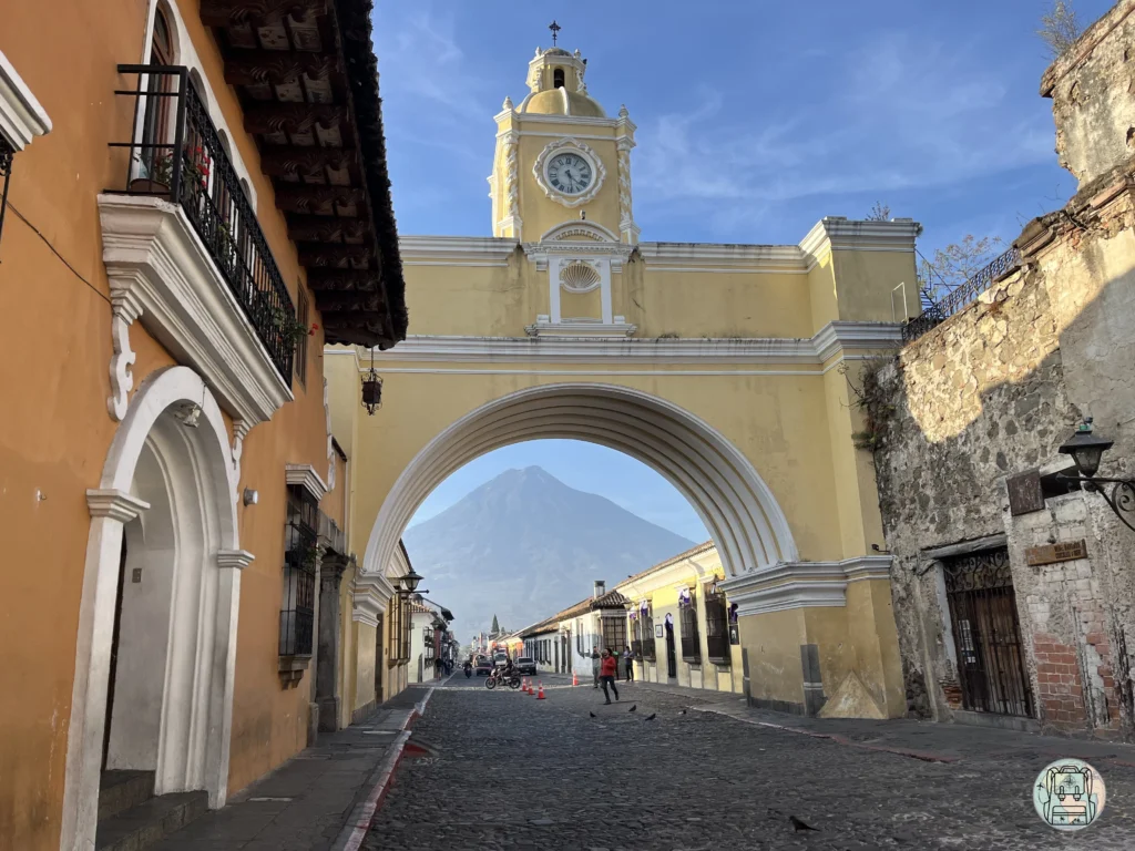 Turismo en Antigua, Guatemala: el Arco de Santa Catalina, uno de los mejores destinos coloniales para visitar en marzo. Arquitectura histórica y calles empedradas bajo el sol