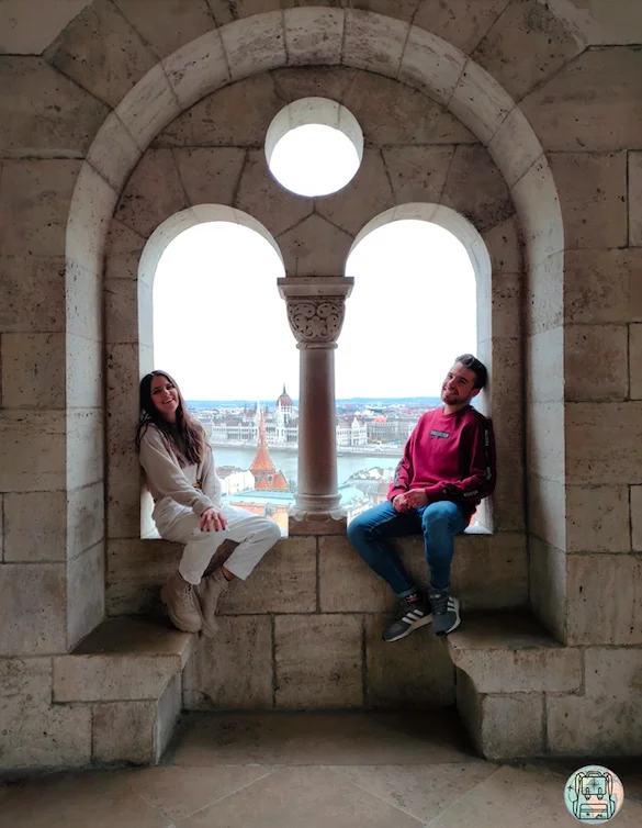 Pareja en el Bastión de los Pescadores en Budapest, destino ideal para viajar en marzo de 2026.