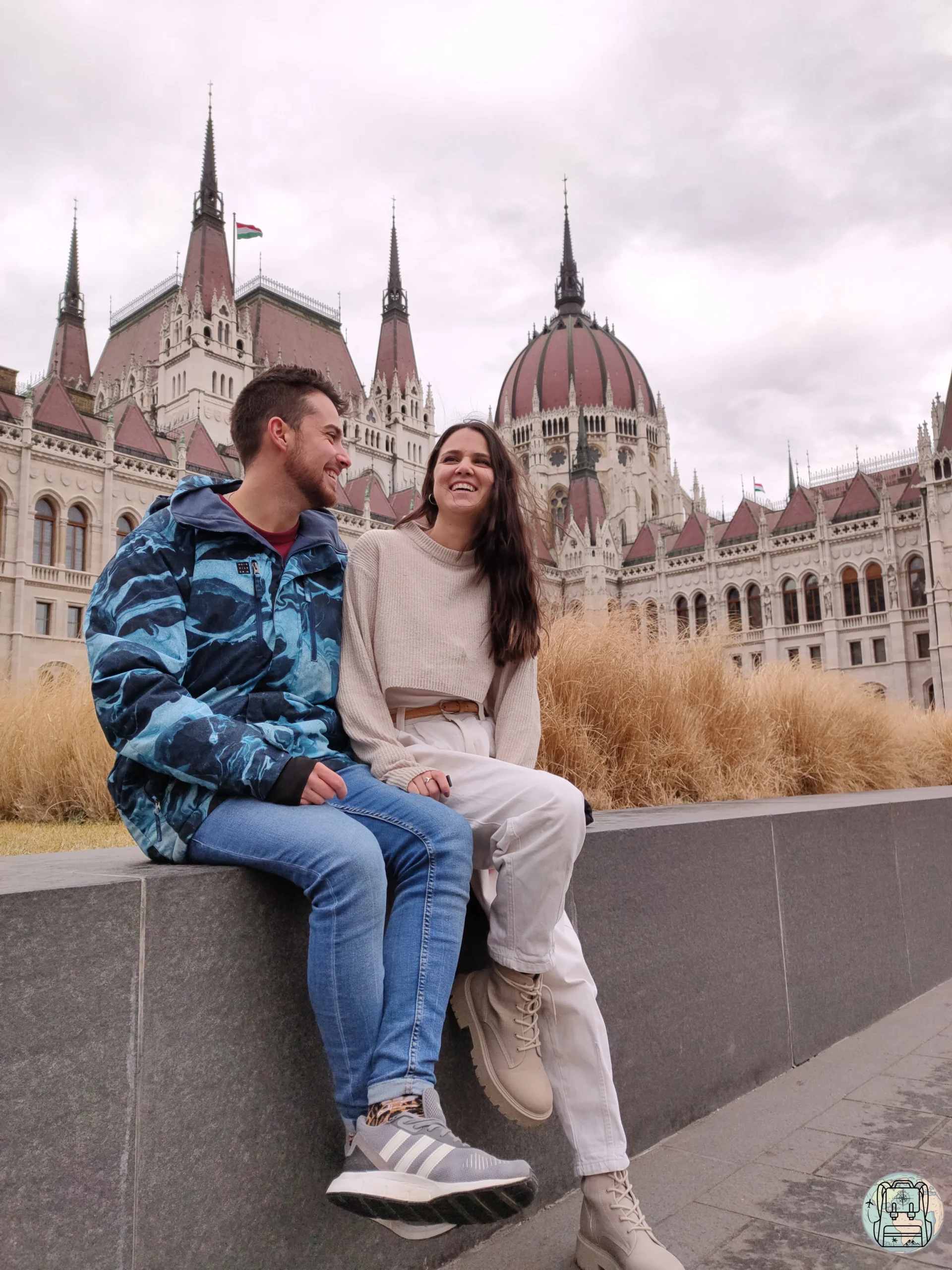 Turismo en Budapest, Hungría: pareja disfrutando de las vistas del Parlamento, uno de los mejores destinos europeos para visitar en primavera. Arquitectura histórica y viajes en pareja por Europa central. Destino para viajar en marzo