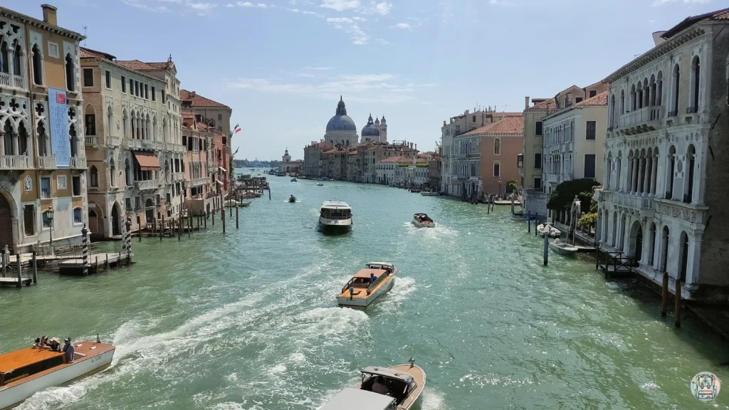 Turismo en Venecia, Italia: barcos navegando por el Gran Canal en un día soleado de verano. Paisaje urbano icónico de los canales venecianos, ideal para unas vacaciones en febrero