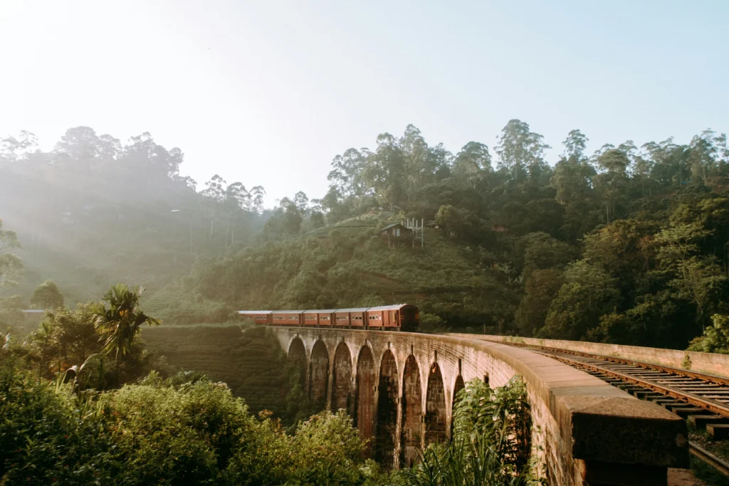 Turismo en Sigiriya, Sri Lanka: la 'Roca del León', un sitio Patrimonio de la Humanidad ideal para visitar en febrero. Paisaje de ruinas antiguas sobre una formación geológica única