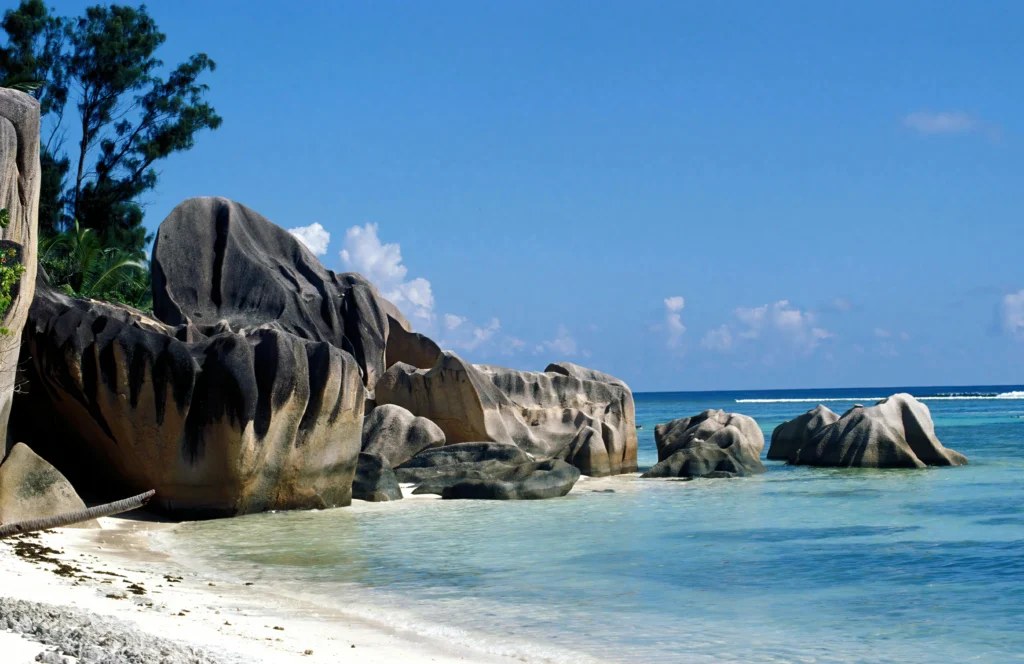 Turismo en las Seychelles: la famosa playa Anse Source d'Argent en La Digue. Un destino de lujo y naturaleza para visitar en octubre, conocido por sus formaciones rocosas únicas, aguas cristalinas y paisajes de postal en el Índico