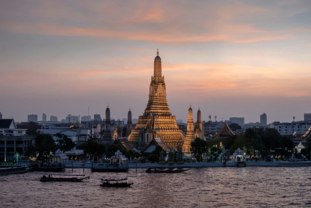 Turismo en Bangkok, Tailandia: visita al templo Wat Arun. Uno de los mejores destinos del sudeste asiático para viajar en noviembre, conocido por su arquitectura religiosa única y tejados ornamentados
