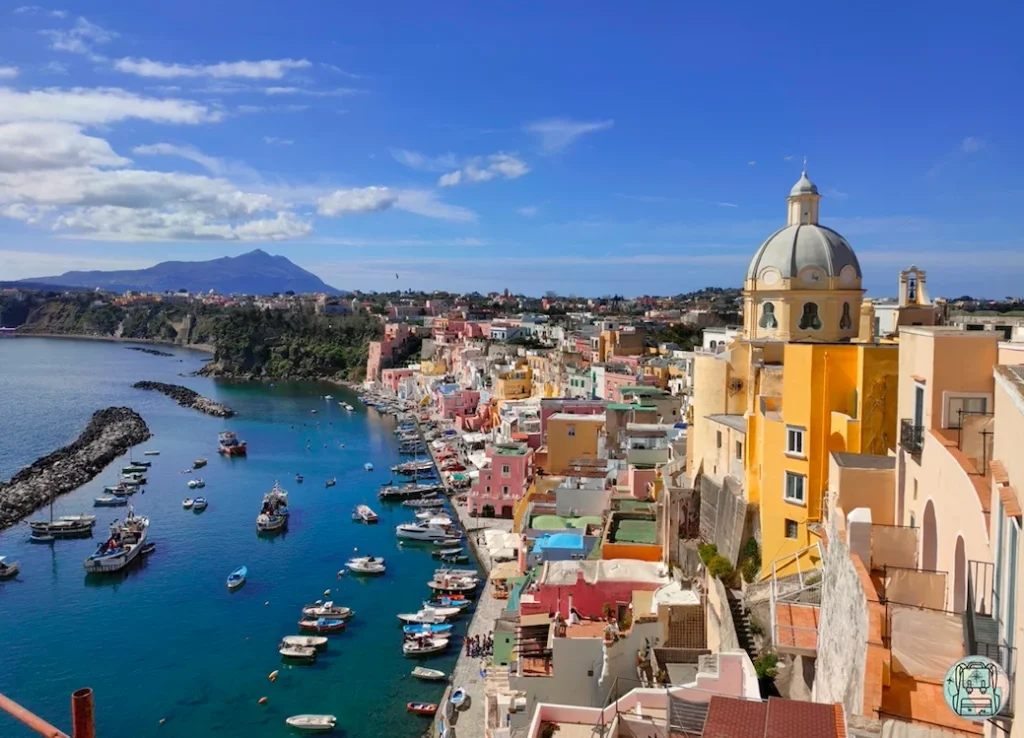 Casas de colores de la marina y el puerto de Procida