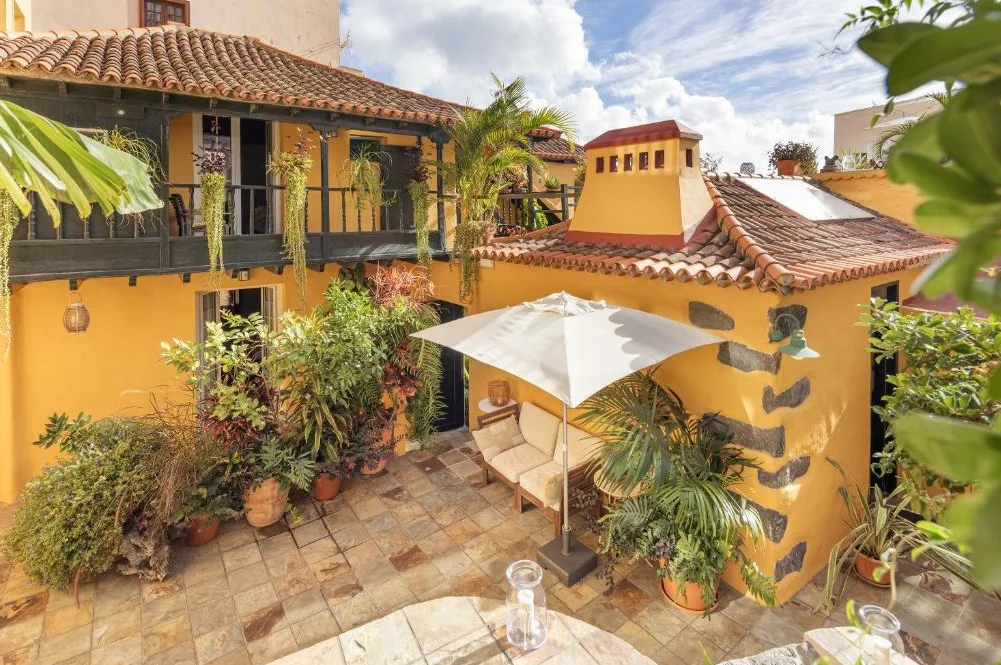 Fachada tradicional canaria del Hotel San Telmo en Santa Cruz de La Palma
