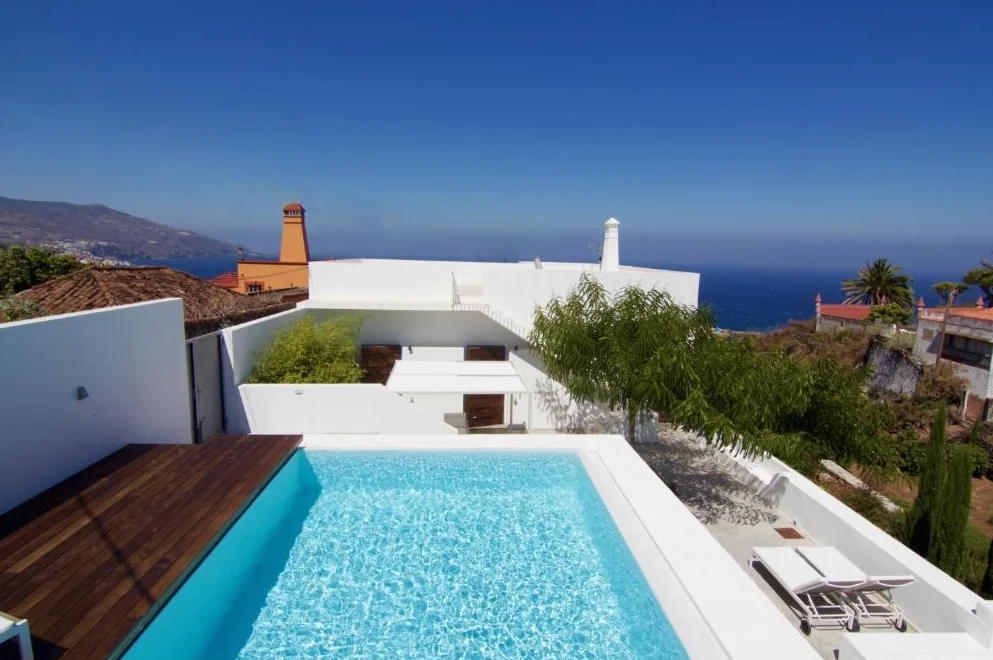 Vistas exteriores de la Casa La Breña, un alojamiento rural con piscina en La Palma